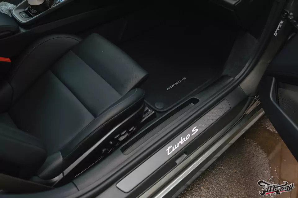 Забронировали Porsche 911 (992) Turbo S Cabriolet прозрачным глянцевым полиуретаном, защитили глянец в салоне, обработали кожу керамикой и обработали мягкую крышу